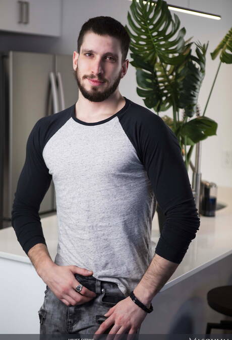 Canadian bodybuilder Ace Quinn and beefy Franky Maloney banged each other in the kitchen