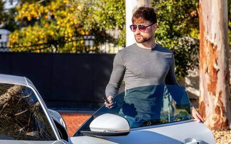 Der englische Otter Drew Dixon und der attraktive Amerikaner Pierce Paris ficken sich in den Arsch, nachdem sie im Freien geblasen haben