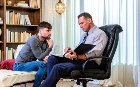 Der englische Otter Drew Dixon und der attraktive Amerikaner Pierce Paris ficken sich in den Arsch, nachdem sie im Freien geblasen haben