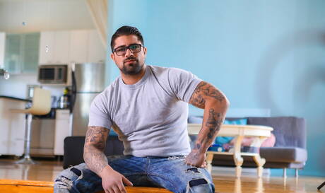 Junger tätowierter Junge wird von reifen, muskulösen Schwulen gefickt