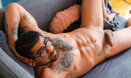 Junger tätowierter Junge wird von reifen, muskulösen Schwulen gefickt