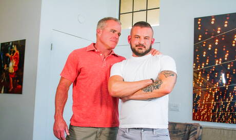 Die amerikanischen Stars, der haarige Bär Dale Savage und der haarige Hengst Sean Harding, haben heißen Pärchensex im Freien