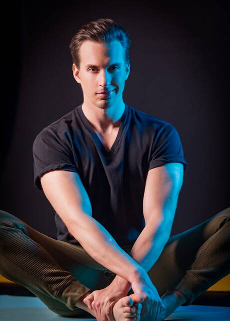 Masqulin: Canadian bodybuilder Ace Quinn and canadian hot bear Markus Kage in hot homosexual scene