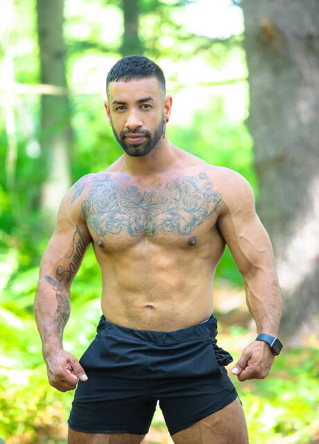 Der attraktive Mateo Zagal und der attraktive Thyle Knoxx ficken den Arsch, nachdem sie im Freien geblasen haben