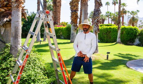 Amerykański gejowski niedźwiedź Drew Sebastian i włoski kudłaty niedźwiedź Marco Napoli w gorącej homoseksualnej akcji na świeżym powietrzu