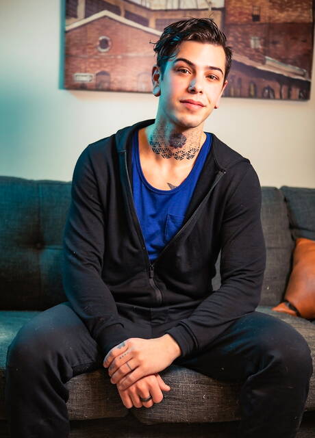 紋身的 Derek Thibeau、Dex Parker 和 Thyle Knoxx 在校園裡進行現實狂歡