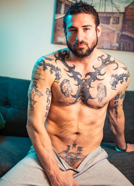 紋身的 Derek Thibeau、Dex Parker 和 Thyle Knoxx 在校園裡進行現實狂歡