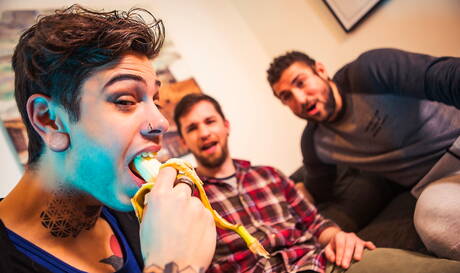 紋身的 Derek Thibeau、Dex Parker 和 Thyle Knoxx 在校園裡進行現實狂歡