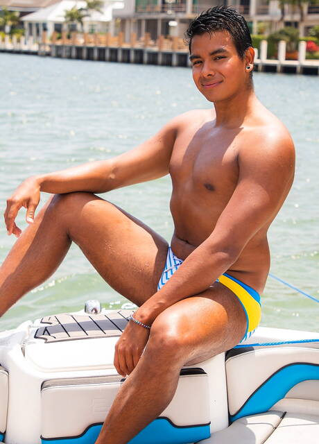 ラテン系のマッチョ、アルマンド・デ・アルマスとプエルトリコのスーパースタッド、リック・ヨークがプールで熱いセックスをする