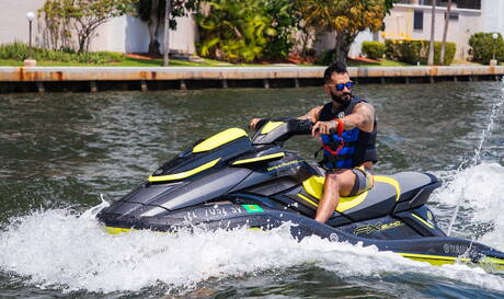 ラテン系のマッチョ、アルマンド・デ・アルマスとプエルトリコのスーパースタッド、リック・ヨークがプールで熱いセックスをする