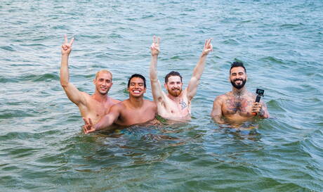 ラテン系のマッチョ、アルマンド・デ・アルマスとプエルトリコのスーパースタッド、リック・ヨークがプールで熱いセックスをする