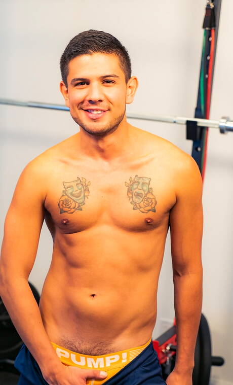 Il ragazzo sexy Alex Montenegro e il ragazzo sensuale Markus Kage si succhiano e si scopano a vicenda