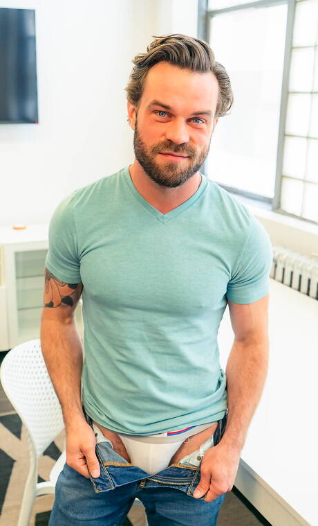 Der gut gebaute Kanadier Ethan Chase und der haarige amerikanische Hengst James Fox in heißer homosexueller Action