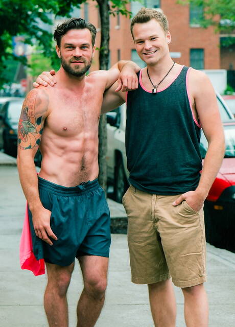 Der harte Kerl Brent North und der amerikanische Otter James Fox haben sich in der Küche gegenseitig gevögelt