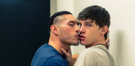 Der kanadische Twink Edward Terrant und der attraktive Ashton Labruce ficken in den Arsch, nachdem sie einen Schwanz gelutscht haben