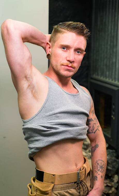 加拿大性感小鮮肉 Benjamin Blue 和身材魁梧的 Colt Spence 吸吮雞巴後操屁股