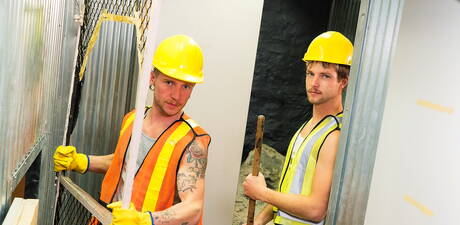 加拿大性感小鮮肉 Benjamin Blue 和身材魁梧的 Colt Spence 吸吮雞巴後操屁股