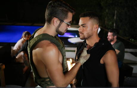 I bei ragazzi americani, Beaux Banks ben fatto e lo stallone Dante Colle, in una scena gay bollente all