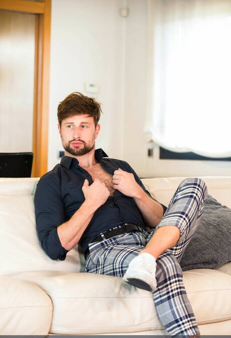 Sportlicher Junge mit Bart wird von heißem, kahlköpfigem Freund gefickt