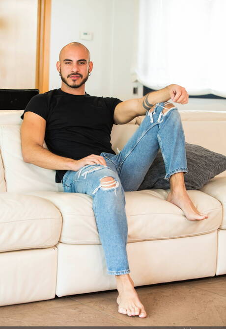 Sportlicher Junge mit Bart wird von heißem, kahlköpfigem Freund gefickt