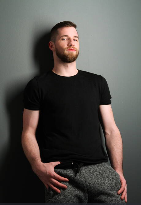 ベルギーの有力者デイモン・ハートとカナダのハンサムな男タイレ・ノックスがチンポをしゃぶった後にセックスする