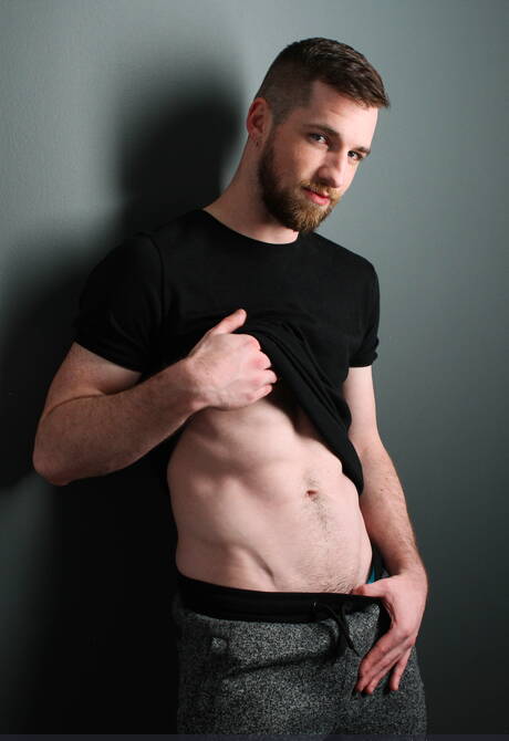 ベルギーの有力者デイモン・ハートとカナダのハンサムな男タイレ・ノックスがチンポをしゃぶった後にセックスする