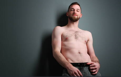 比利時大力士 Damon Heart 和加拿大帥哥 Thyle Knoxx 吸吮陰莖後發生性關係