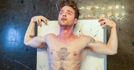 Der attraktive Linus Gray und der kanadische Hengst Thyle Knoxx bei einer Bondage-Session