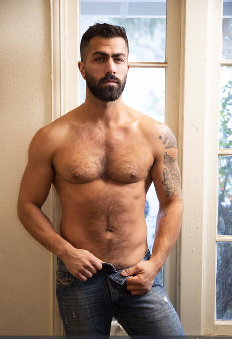 Les gentils garçons américains Adam Ramzi et le costaud Cayden Stone ont une bonne relation sexuelle anale