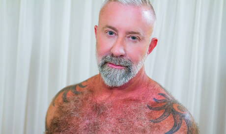 Os atores pornôs americanos musculosos Brian Bonds e o urso gay Lance Charger têm uma cena de casal quente