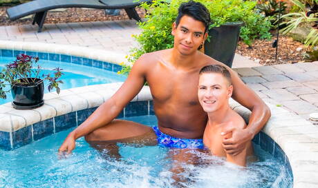 Heiße amerikanische Jungs, der attraktive Jay Seabrook und der junge Johnny Hunter lutschen und vögeln sich gegenseitig im Pool