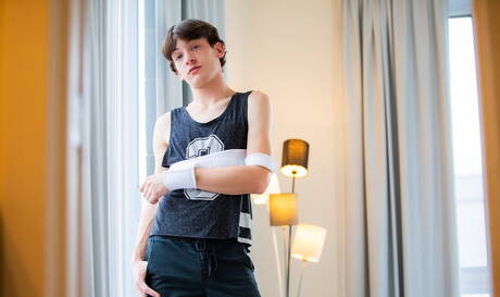 帥哥 Edward Terrant 和性感男孩 Raphael Louis 享受美妙的性愛