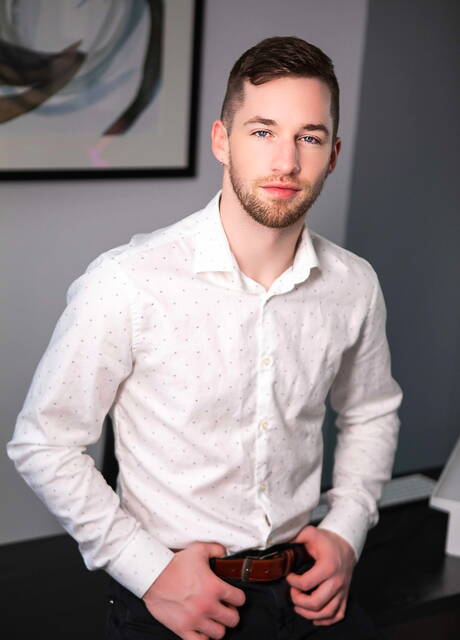 留著鬍子的同性戀吸吮雞巴並操屁股