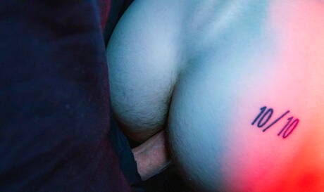 Les mecs américains chauds Nick Milani et Scott Demarco bien bâti baisent le cul après avoir sucé