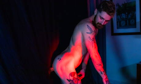 Les mecs américains chauds Nick Milani et Scott Demarco bien bâti baisent le cul après avoir sucé