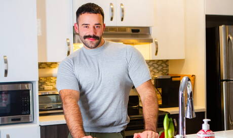 Der sinnliche Typ Milo Madera und der heiße Typ Teddy Torres bei heißer homosexueller Action in der Küche