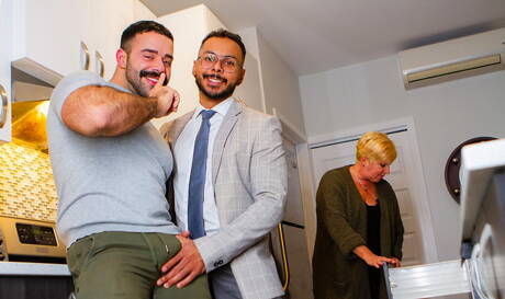 Der sinnliche Typ Milo Madera und der heiße Typ Teddy Torres bei heißer homosexueller Action in der Küche