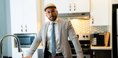 Der sinnliche Typ Milo Madera und der heiße Typ Teddy Torres bei heißer homosexueller Action in der Küche