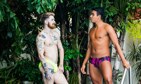 Die sexy Jungs Jay Seabrook, Nick Milani und Scott Demarco bei heißer Dreier-Arschfick-Action am Pool