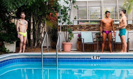 セクシーな男の子ジェイ・シーブルック、ニック・ミラニ、スコット・デマルコがプールで熱い3Pアナルファックアクションを披露