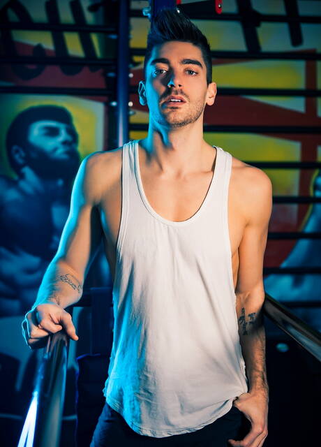 Masqulin: Beefcake Jeremy London and strongman Raphael Louis make a love