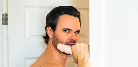 加拿大大力士 Beau Reed 和黑人帥哥 Trent King 用假陽具挑逗