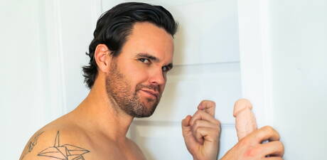 加拿大大力士 Beau Reed 和黑人帥哥 Trent King 用假陽具挑逗