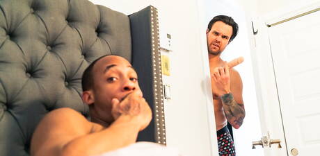 加拿大大力士 Beau Reed 和黑人帥哥 Trent King 用假陽具挑逗