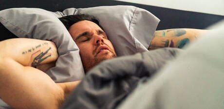 加拿大大力士 Beau Reed 和黑人帥哥 Trent King 用假陽具挑逗