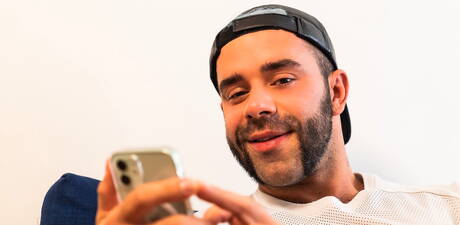 El guapo canadiense Ryan Jacobs y el oso gay francés Teddy Torres se hacen una paja