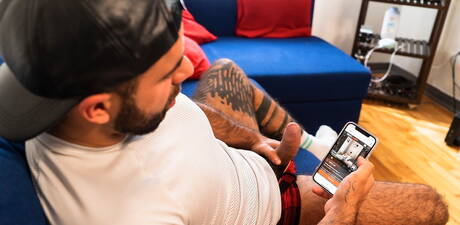 El guapo canadiense Ryan Jacobs y el oso gay francés Teddy Torres se hacen una paja