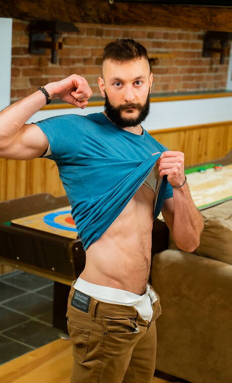 Der muskulöse Kanadier Ethan Chase wird nach dem Saugen in der Küche in den Arsch gefickt