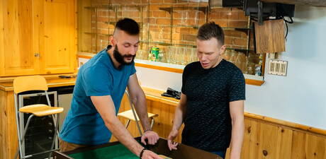 Der muskulöse Kanadier Ethan Chase wird nach dem Saugen in der Küche in den Arsch gefickt