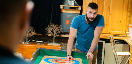 Der muskulöse Kanadier Ethan Chase wird nach dem Saugen in der Küche in den Arsch gefickt